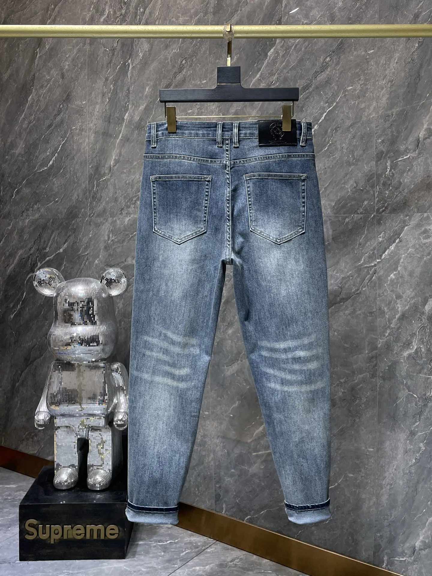 P276 Chrome Hearts🌸Jeans are here🌸 Willow cross ripped jeans. Exclusive custom weaving and dyeing. 100% pure cotton high weight denim fabric. High quality washing! After the pants are finished, do heavy enzyme stone washing and rinsing!  ✨Heavy leather embroidery➕Hand-sewn➕Denim whiskers✨Original hardware mold opening! Carrying various craft elements, this season’s most heavily crafted denim trousers!  Suitable for all kinds of outfits and can be worn in all seasons. Recommended color: dyed denim blue. Code numbers: S, M, L, XL